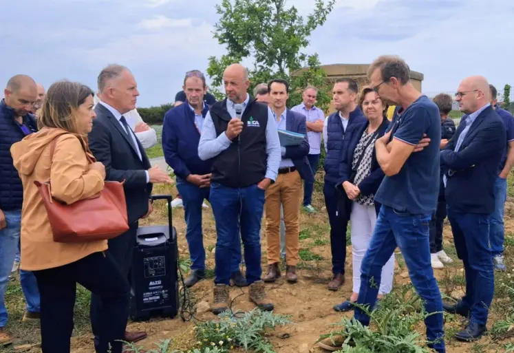 Groupe d'élus chez un agriculteur touché par la sécheresse.