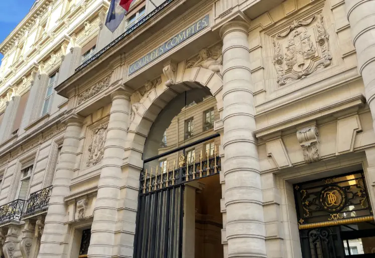 Le portail de la Cour des comptes à Paris. 