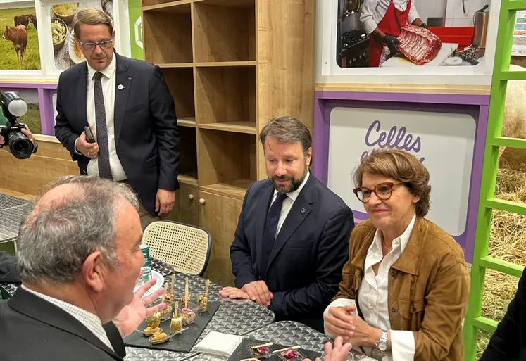 Annie Genevard accompagnée du président de la région Bretagne Loïg Chesnais-Girard sur le stand Interbev lors du Space 2026