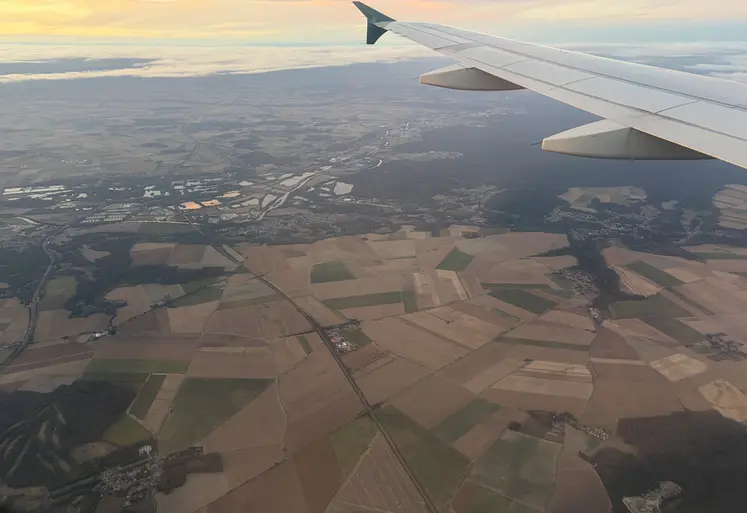 Champs grillés d’Ile-de-France vu du ciel  