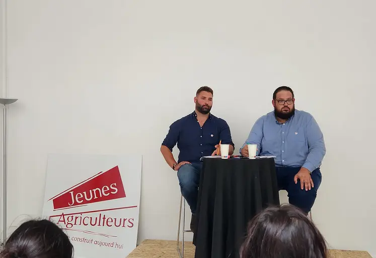 Loïc Scalabrino, secrétaire général des Jeunes agriculteurs et Jocelyn Dubost, président du syndicat lors de la conférence de presse des JA à Paris le 31 août 2026