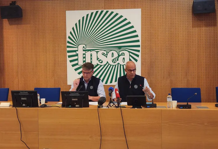 Hervé Lapie, secrétaire général et Arnaud Rousseau, président de la FNSEA lors de la conférence de presse de rentrée du syndicat le 2 septembre 2026 à Paris.  