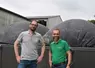 Benoît Darley et Alexandre Bougeant devant l'unité de micro-méthanisation