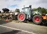 tracteur accidenté au bord de la route