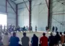 Un hangar à Saint-Sauvant où 80 agriculteurs se réunissent pour organiser leur protection en cas de tentatives de dégradation vendredi 19 juillet