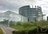 Siège du Parlement européen. Union européenne. Europe. Murs de vitres. Reflets. Architecture moderne et végétation.