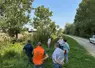 Agriculteur curant un fossé devant la presse