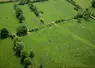 Paysage de bocage vue du ciel avec des haies, des herbages et des prairies. 