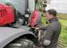 Agriculteur remplissant le réservoir de son tracteur de gazole non routier agricole