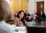 Brooke Rollins en 2020 à la Maison Blanche, alors assistante du président et directrice par intérim du Conseil de politique intérieure. Elle prononce un discours en étant assise à une table. 