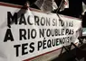  Banderole sur le blocage de la N118 par la FNSEA et les JA d’Ile-de-France sur laquelle est inscrit « Macron si tu vas à Rio n’oublie pas des péquenots » 