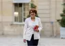 La ministre Annie Genevard à Matignon, téléphone et carnet en main