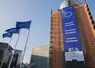 Vues des drapeaux européens devant le bâtiment de la Commission européenne à Bruxelles et vues aériennes du bâtiment