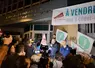 Mobilisations d'agriculteurs de la FRSEA et les JA d'Ile-de-France devant le siège de l'Inrae. Des journalistes filment un agriculteur, micro à la main. Des drapeaux des syndicats et un bout de banderole sont visibles. C'est le début de la journée. 