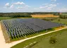 Paysage rural avec friche de panneaux photovoltaïques, agrivoltaïsme. 