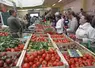 marché local : étal de légumes avec vendeur et clients