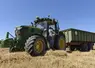 Jeune agricultrice montant dans un tracteur en période de moisson