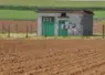 Captage d'eau au milieu de parcelles agricoles