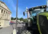 Tracteurs garés devant l'Assemblée nationale 