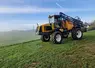     Pulvérisateur dans un champ   