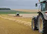machines effectuant la moisson dans un champ