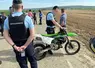 Gendarmes interpellant des jeunes pratiquant un rodéo sauvage à moto cross dans un champ
