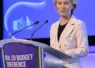 ursula von der leyen devant un micro