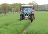 tracteur répandant de l'engrais dans un champ