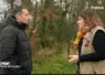 Hugo Clément discuant avec une éleveuse dans une prairie devant une haie.