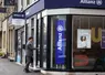 devanture d'une agence Allianz avec homme franchissant la porte
