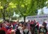 des manifestants avec une banderole en arrière-plan