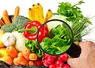 fruits et légumes avec une loupe au premier plan