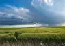   Paysage agricole avec au loin un nuage orageux 