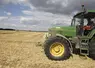 Tracteur dans un champ après récolte  
