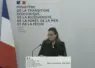 une femme derrière un pupitre devant un micro