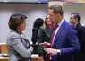 La ministre française de l’Agriculture Annie Genevard discute avec le commissaire européen à l'Agriculture Janusz Wojciechowski lors du conseil Agripêche à Bruxelles le 22 septembre.