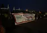 Des tracteurs et agriculteurs avec une banderole sur laquelle est écrit « la révolte paysanne reprend à Versailles »