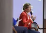 L'eurodéputée Céline Imart (droite) prend la parole dans une conférence