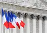drapeaux français flottant devant la façade de l'Assemblée nationale