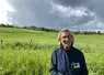Véronique Le Floc’h devant une prairie en juin 2024 dans le Finistère.