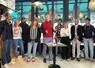 Groupe de 10 agriculteurs s'exprimant dans un bar à Paris devant la presse