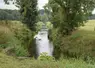 cours d'eau au milieu de champs et d'arbres