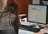 Jeune femme de dos faisant sa déclaration PAC