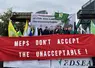 Devant le Parlement européen le 21 octobre, les représentants du Copa-Cogeca et de la FNSEA appellent les eurodéputés à refuser les propositions de la Commission européenne. Des drapeaux sont mis en avant, ainsi qu'une affiche rouge avec un slogan en anglais qui signifie « Eurodéputés, n’acceptez pas l’inacceptable ».  