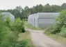 Serres photovoltaïques inoccupées au bout d'un chemin dans les Landes