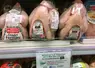 gros plan sur l'étiquetage de plusieurs poulets en grade surface