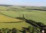 Vue aérienne d'un paysage agricole avec des haies  