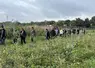 Personnes marchant dans des infrastructures de biodiversité sur la ferme pilote d'Agoterra.