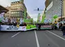 Des agriculteurs manifestant avec des banderoles contre l'accord UE-Mercosur dans les rues de Bruxelles
