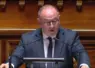 un homme au micro dans l'enceinte du Sénat